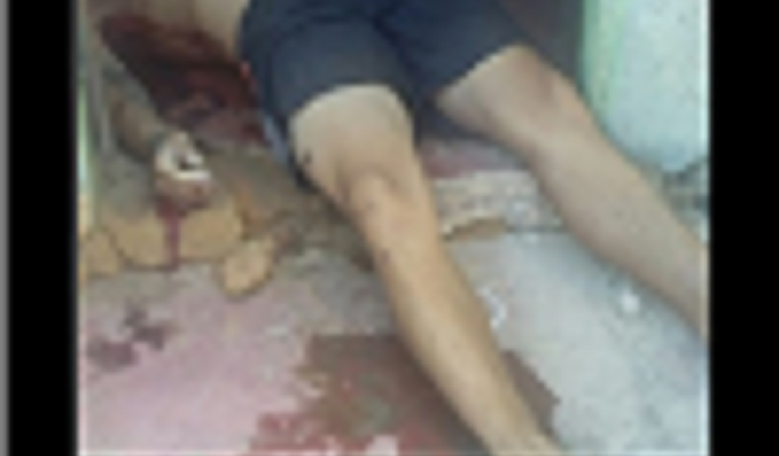 Encapuzados executam homem que limpava armas à porta de casa