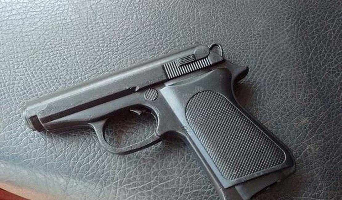Menor é flagrado com simulacro de pistola durante blitz no centro de Arapiraca