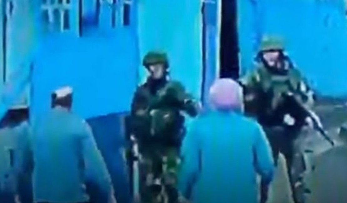 Vídeo: Casal de idosos 'expulsa' soldados russos do quintal de casa na Ucrânia
