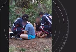 Socorristas são filmados acalmando pais que perderam filha de 7 anos em acidente de carro no Paraná
