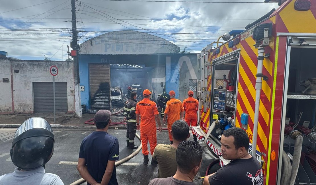 Incêndio destrói oficina de lanternagem e pintura de veículos, em Arapiraca