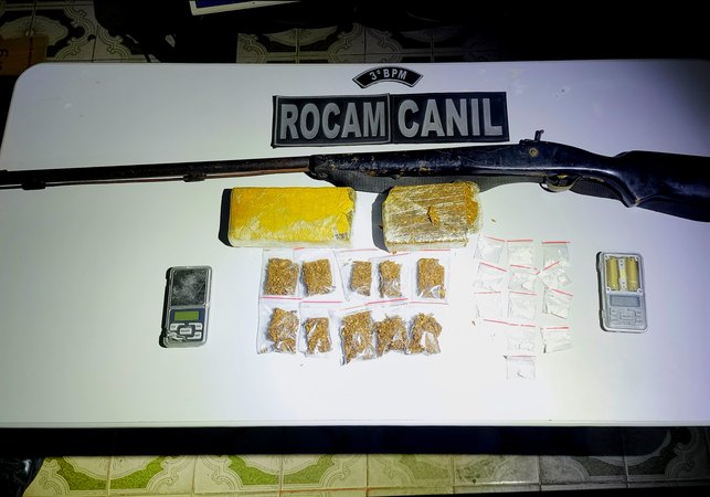 Jovem de 18 anos é presa com quase 1 kg de maconha, cocaína e arma de fogo em Arapiraca