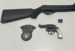 Após briga entre parentes em frente ao IML, policiais apreendem espingarda de pressão e revólver em Arapiraca