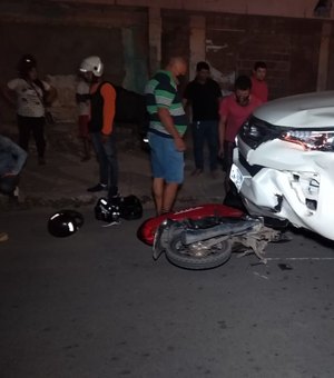 Motociclista avança em placa de parada obrigatória e é atingido por veículo de Vereador, em Arapiraca