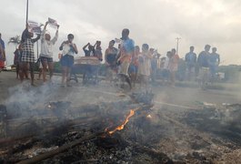 Em protesto, moradores colocam corpo de idoso atropelado no meio da rua, em Aracaju
