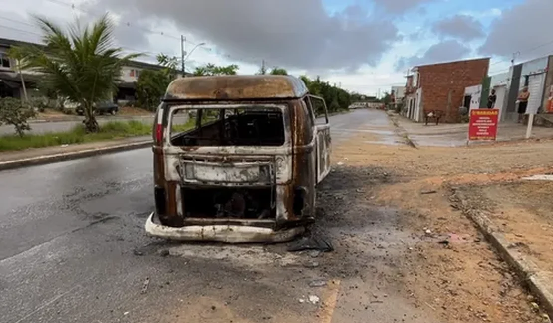 Carcaça de Kombi incendiada permanece em avenida e preocupa moradores em Maceió