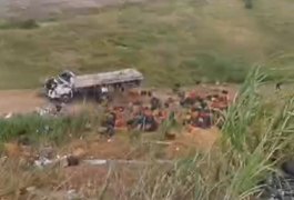 Caminhão com caixas de verduras tomba em São José da Laje e motorista fica ferido