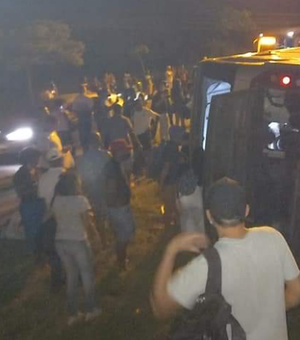 Ônibus do BRT tomba após acidente no Rio, deixa um morto e dezenas de feridos