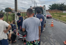 Jovem cai de motocicleta e fica ferida no bairro Santa Edwiges, em Arapiraca
