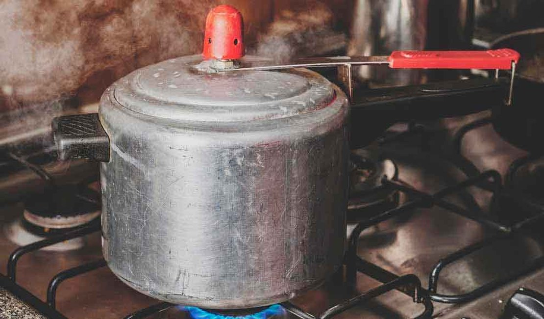 Funcionária de escola fica ferida após explosão de panela de pressão, no interior alagoano