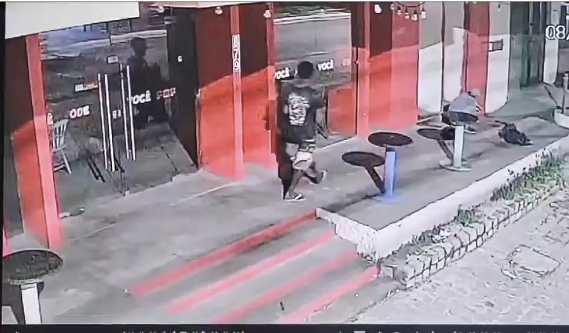 Vídeo. Criminosos invadem lanchonete e dão prejuízo de mais de R$ 15 mil na capital alagoana