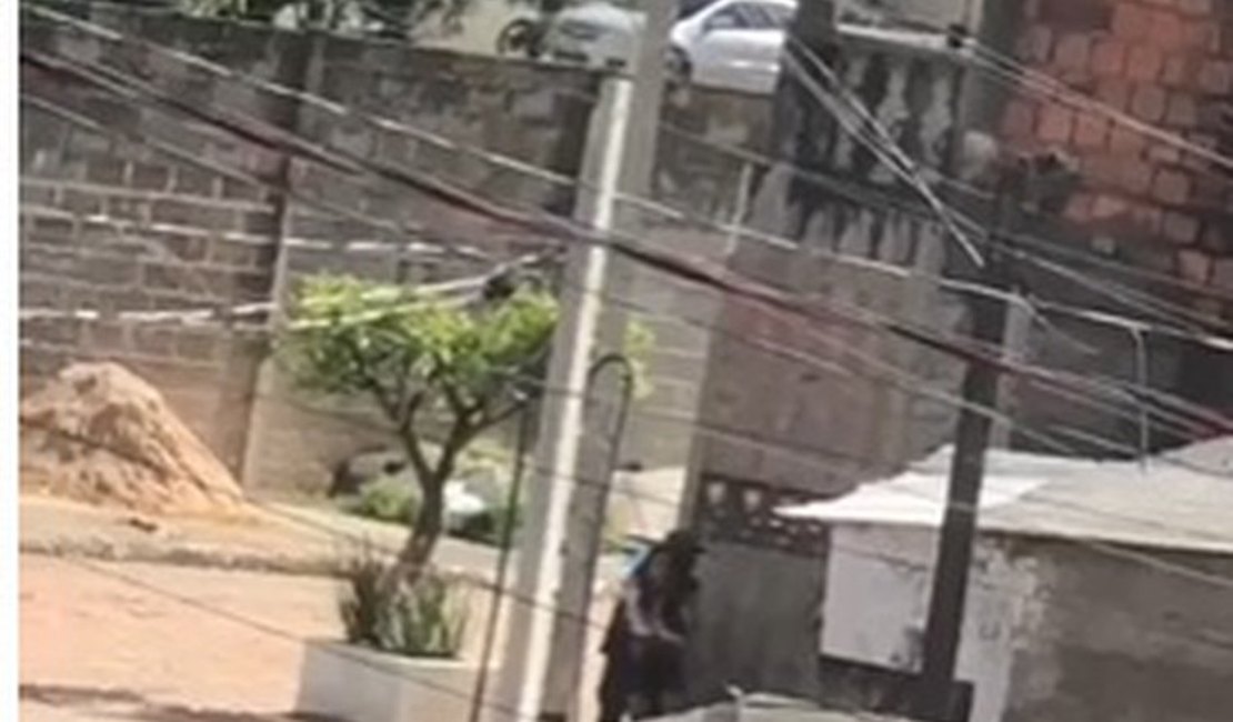 VÍDEO: Filmagem mostra mulher sendo agarrada à força e arrastada por homem em Maceió