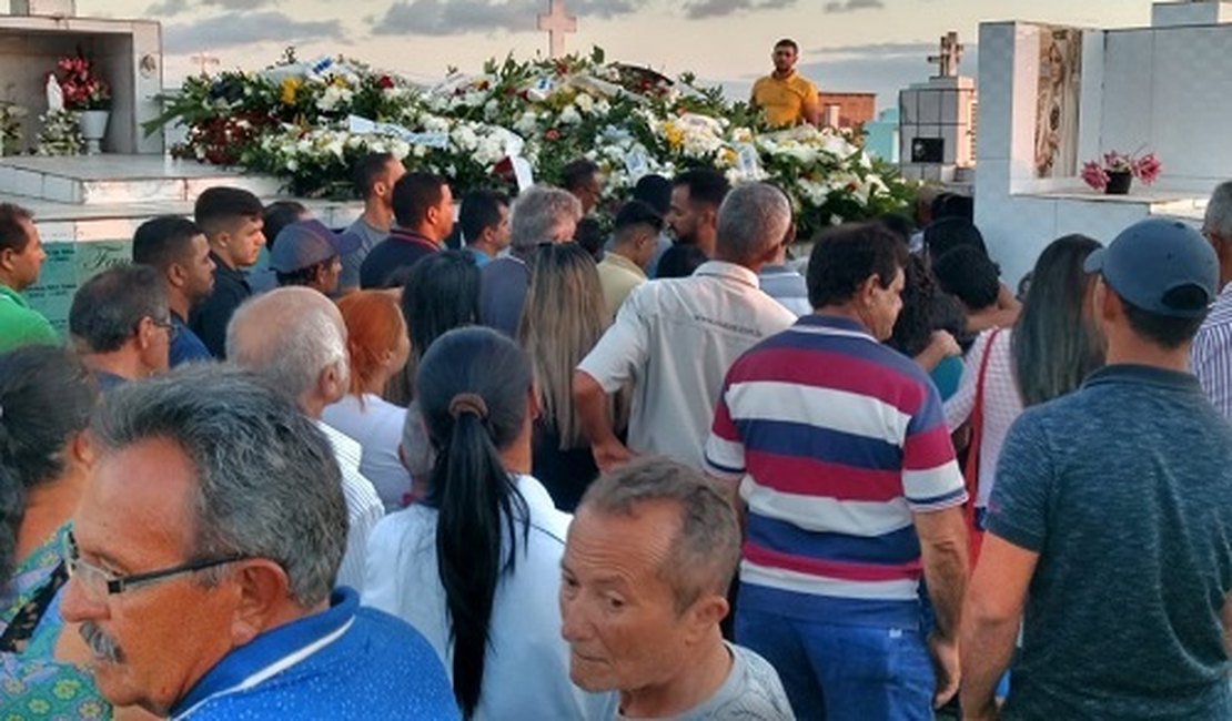 Familiares e amigos se despedem de ‘Dedé da Educação’, em Arapiraca