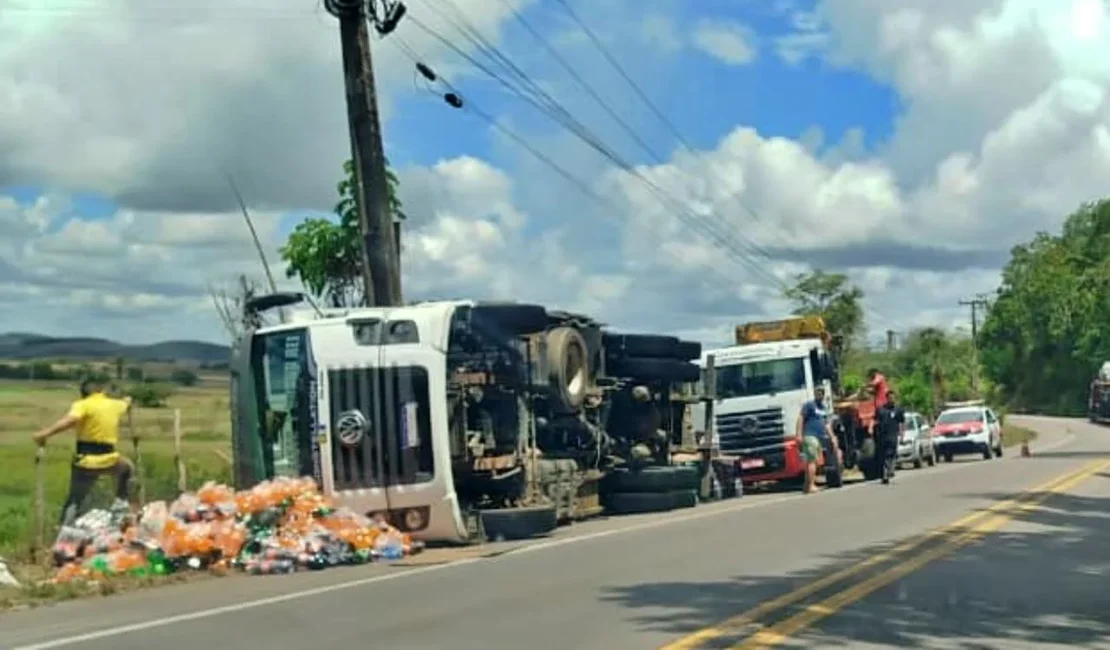 Carreta com carga de refrigerantes tomba e motorista sofre ferimentos em Satuba