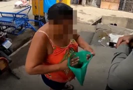 Senhora é flagrada pela polícia vendendo drogas em Maceió; veja o vídeo