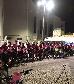 Em apoio ao Outubro Rosa e incentivo à atividade física, ciclistas pedalam pelas ruas de Arapiraca