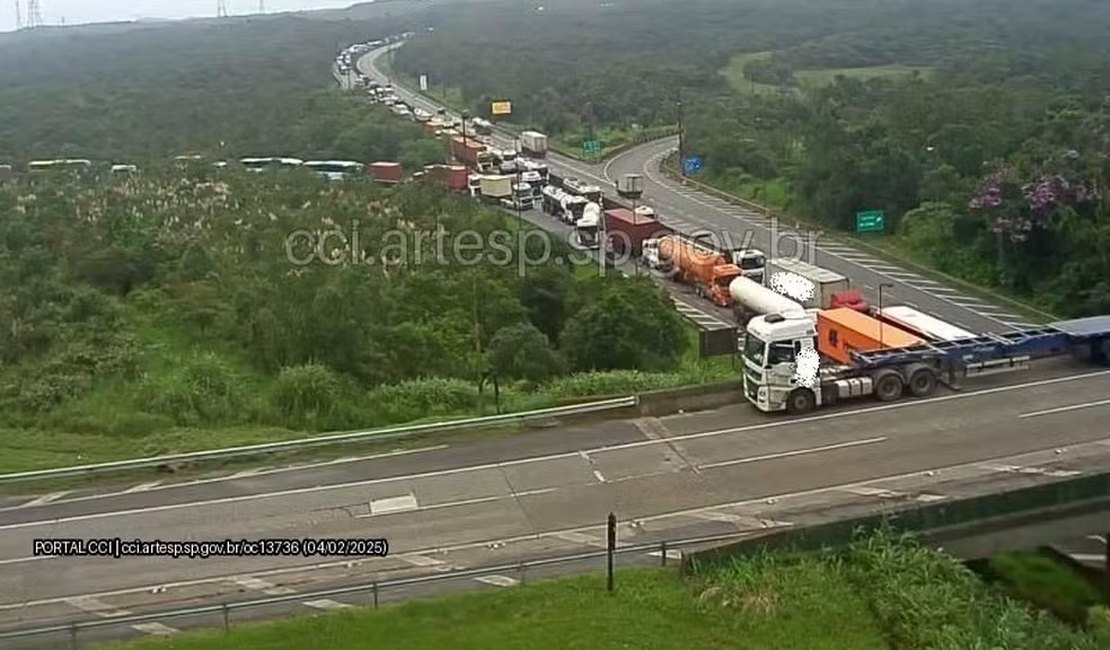 Acidente entre 5 carretas interdita trecho da rodovia Anchieta por quatro horas