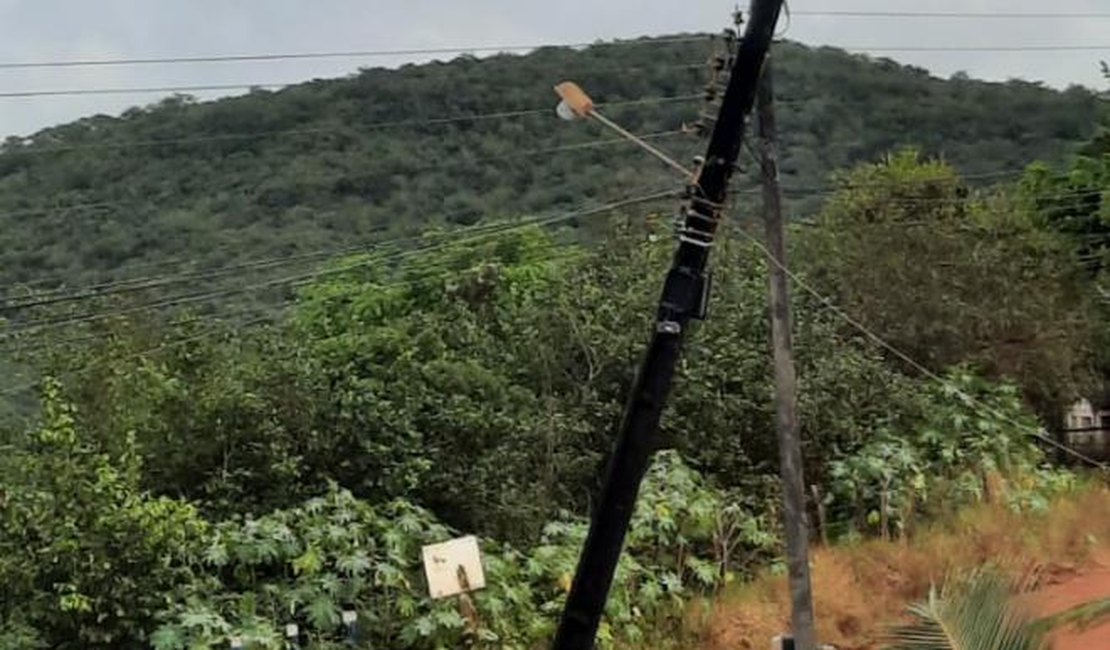Moradores da zona rural de Coité do Noia vivem com medo de queda de poste