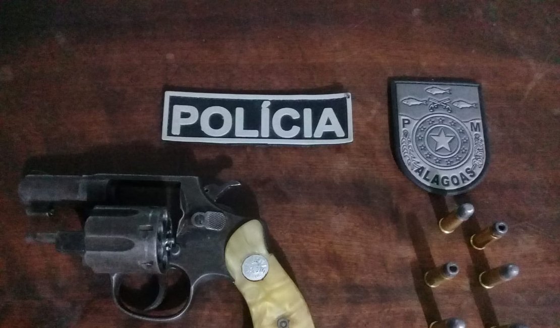 Após denúncia, casal é detido com revólver em festa, no Agreste