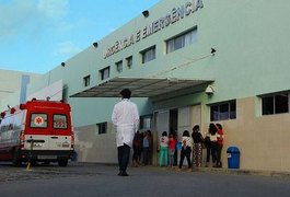 Turista de 70 anos sofre corte na cabeça ao levar queda na Orla de Maceió