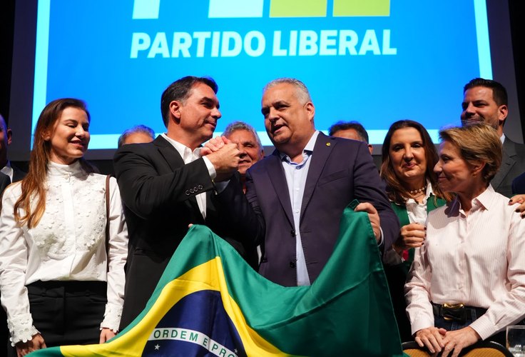 Flávio Bolsonaro descarta troca de Alfredo Gaspar e reforça apoio ao vice
