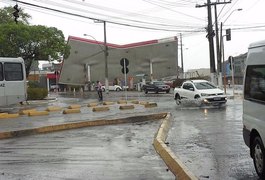 Após chuva e ventania, teto de posto de gasolina desaba em Maceió