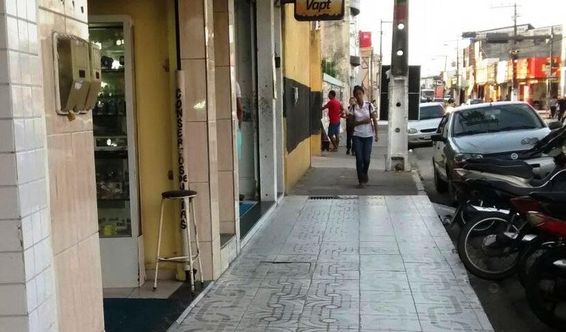 Populares detêm bandidos após roubo a joalheria em Arapiraca