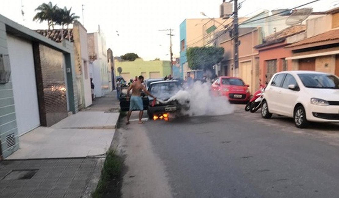 Veículo pega fogo em rua do bairro Alto do Cruzeiro, em Arapiraca