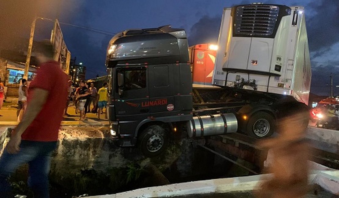 VÍDEO. Locomotiva se choca com carreta em cruzamento de bairro de Maceió