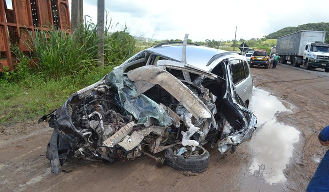 Grave acidente envolvendo três veículos deixa um morto na BR-101