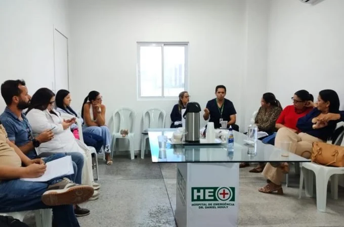 Hospital de Emergência do Agreste debate exaustão emocional em roda de conversa com profissionais