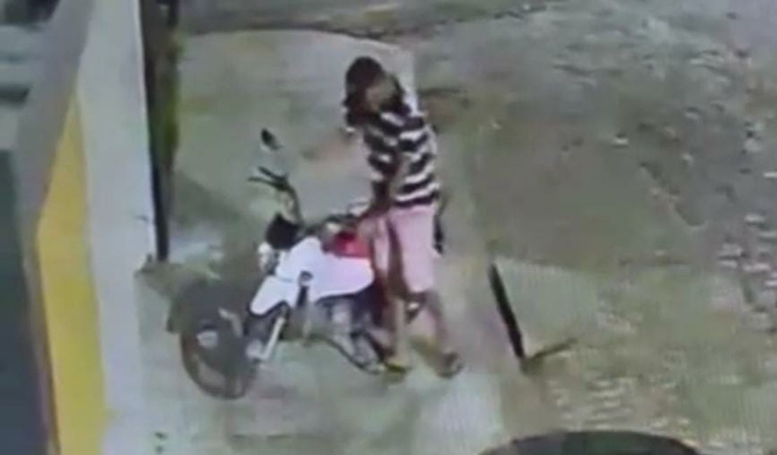 VÍDEO: Motocicleta é furtada em frente a escritório de advocacia em Batalha