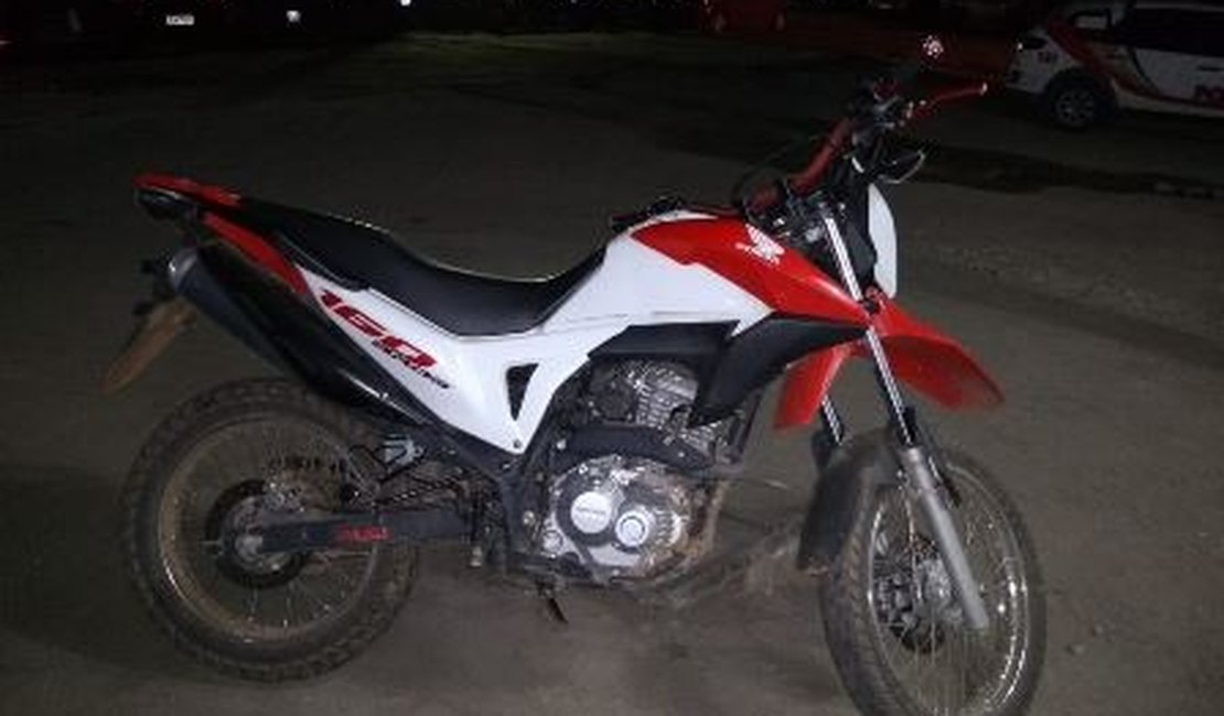 Polícia prende três suspeitos, apreende arma e recupera moto roubada no Povoado Baixa da Hora, em Arapiraca