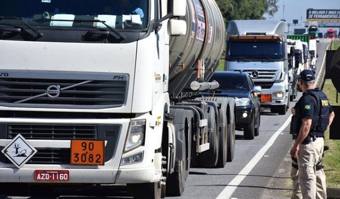 PRF apreende 25 mil tijolos sem nota fiscal, em São Sebastião