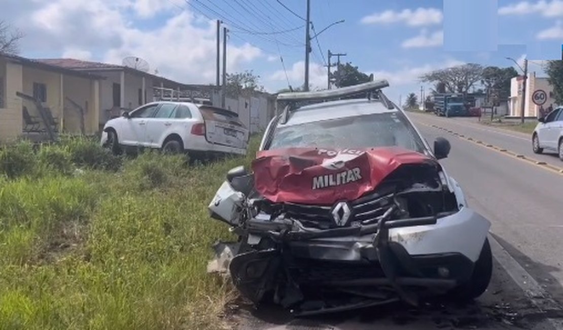 Colisão entre viatura da PMAL e veículo de passeio deixa três pessoas feridas no Agreste