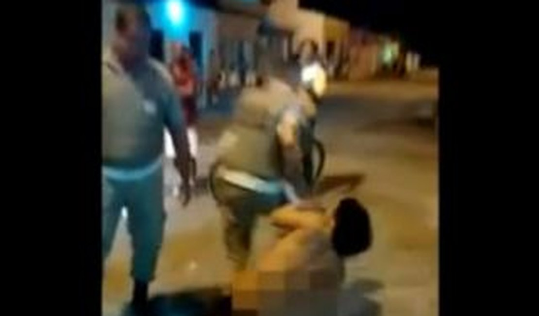 Mulher nua e bêbada agride policiais, apanha no rosto e é detida