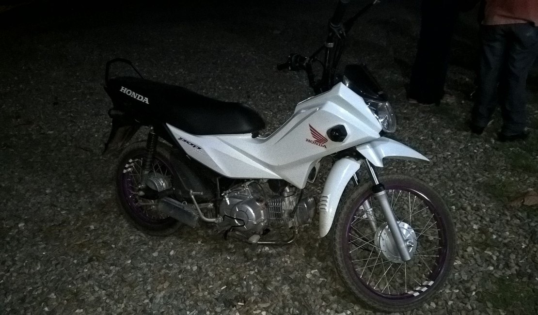 PM recupera motocicleta abandonada no povoado Bom Jardim em Arapiraca