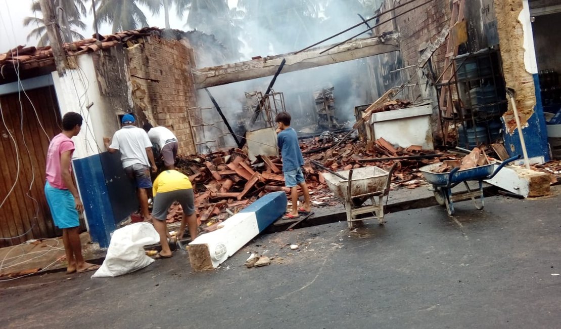 Incêndio destrói maior mercadinho da Praia do Miaí