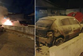 Criminosos ateiam fogo em viatura estacionada em frente à delegacia, em Maceió