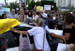 Ativistas fazem protesto em frente ao Carrefour por morte de cão