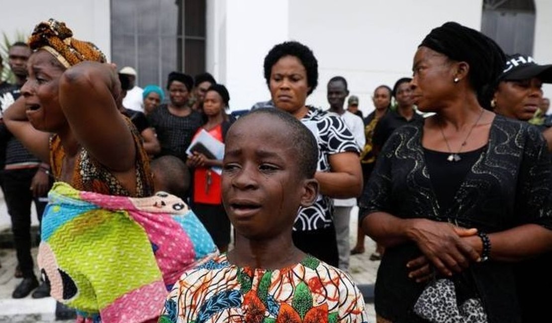 Homens armados matam 8 e sequestram 38 em igrejas na Nigéria
