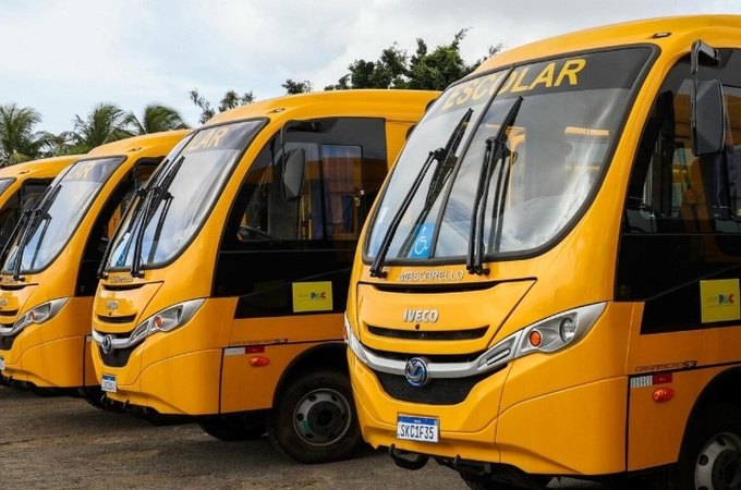 Homem é detido após ser flagrado furtando pneus de ônibus escolar, em Arapiraca