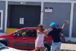 VÍDEO: Homem gera revolta na população ao agredir mulher com garrafa de cerveja em Maceió