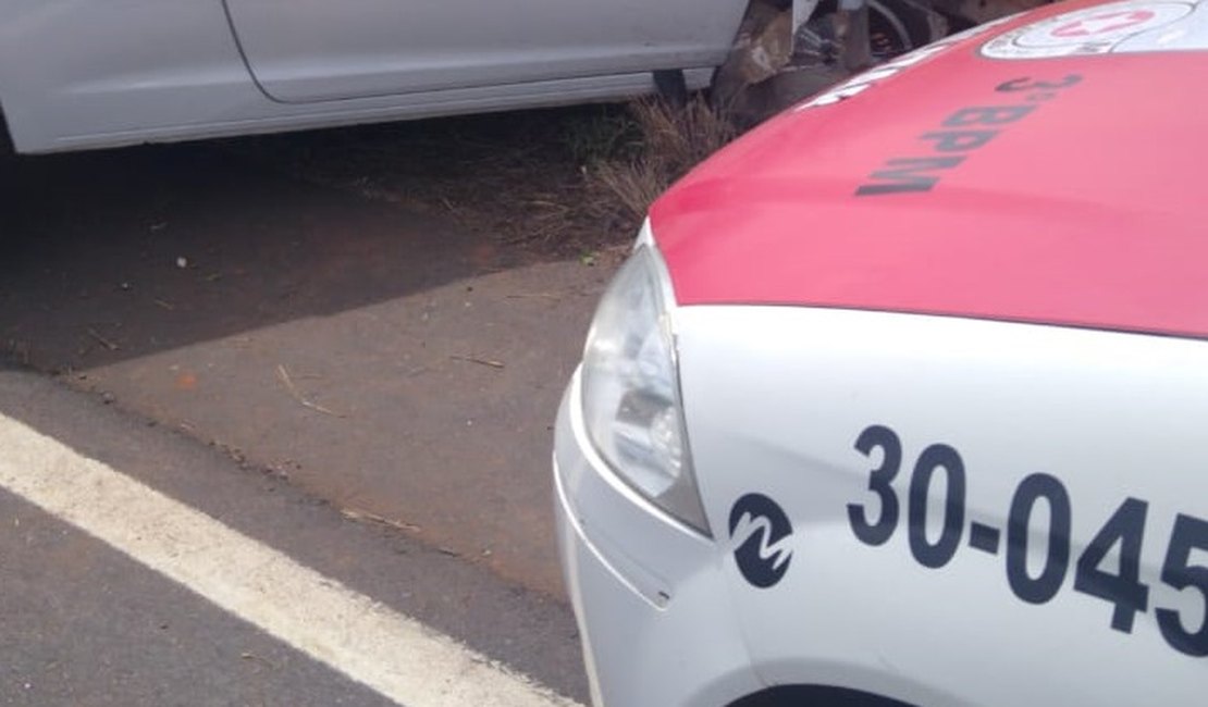 Carro atinge em cheio bicicleta, uma pessoa morre e outra fica ferida, na AL-115