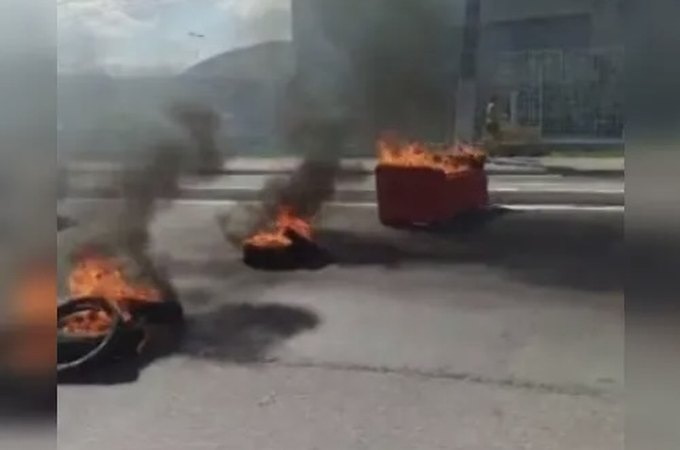 Moradores do Benedito Bentes protestam contra aumento de 200% na conta de água e e fecham via durante manifestação