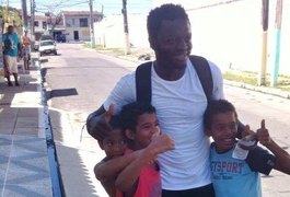 Jogador de Gana distribui dinheiro à população carente em Maceió