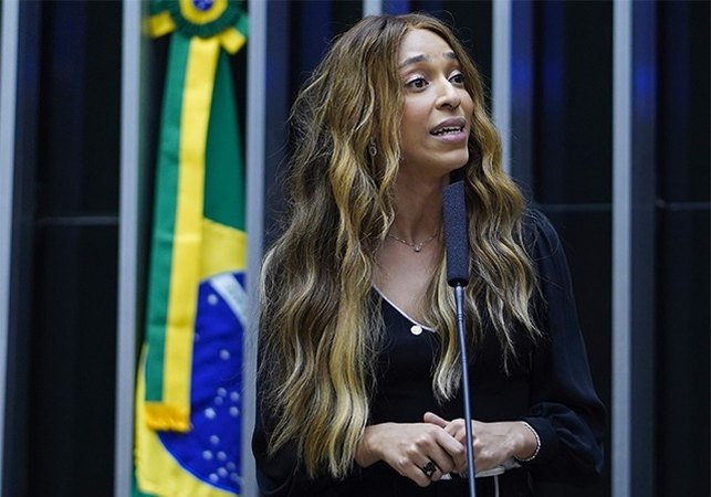 Erika Hilton aciona Ministério Público e pede prisão de Ratinho após falas transfóbicas no SBT