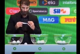 Vídeo. Vasco “cai” da mão de apresentador no sorteio da Copa do Brasil e momento rende piadas na internet