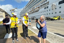 Agentes bilíngues do Ronda no Bairro recepcionam turistas no Porto de Maceió