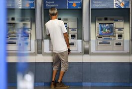 Agências da Caixa abrem mais cedo nesta segunda-feira para saques do FGTS